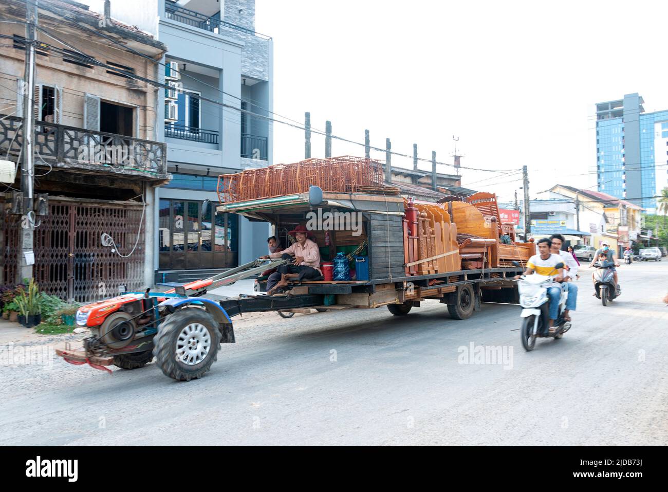 Un camion unique transportant des marchandises sur une route au Cambodge; Kampot, Cambodge Banque D'Images