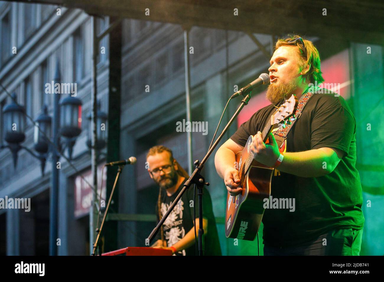 Le projet botanique du groupe de reggae bélarussien se produit au concert dans le centre de Varsovie. Les musiciens bélarussiens ont eu un concert au centre de Varsovie comme partie finale du festival de livres intellectuels bélarussiens 'Pradmova' (de la biélorusse, il signifie 'avant-propos'). Certains musiciens ont été détenus ou ont subi une autre forme de répression lors de manifestations de masse en Biélorussie après les élections présidentielles sur 9 août 2020. Pour des raisons de sécurité, de nombreux musiciens, poètes, écrivains et gens de la culture biélorusses ont été contraints de quitter le pays. Certains d'entre eux ont été contraints de sauver leur vie deux fois : quand ils ont quitté le Bélarus Banque D'Images