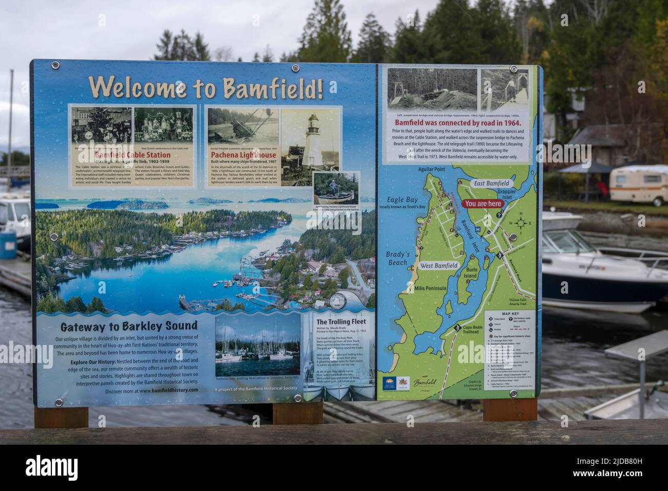 Panneau d'information « Welcome to Bamfield » dans le port de Bamfield sur le détroit de Barkley, île de Vancouver; Bamfield, Colombie-Britannique, Canada Banque D'Images