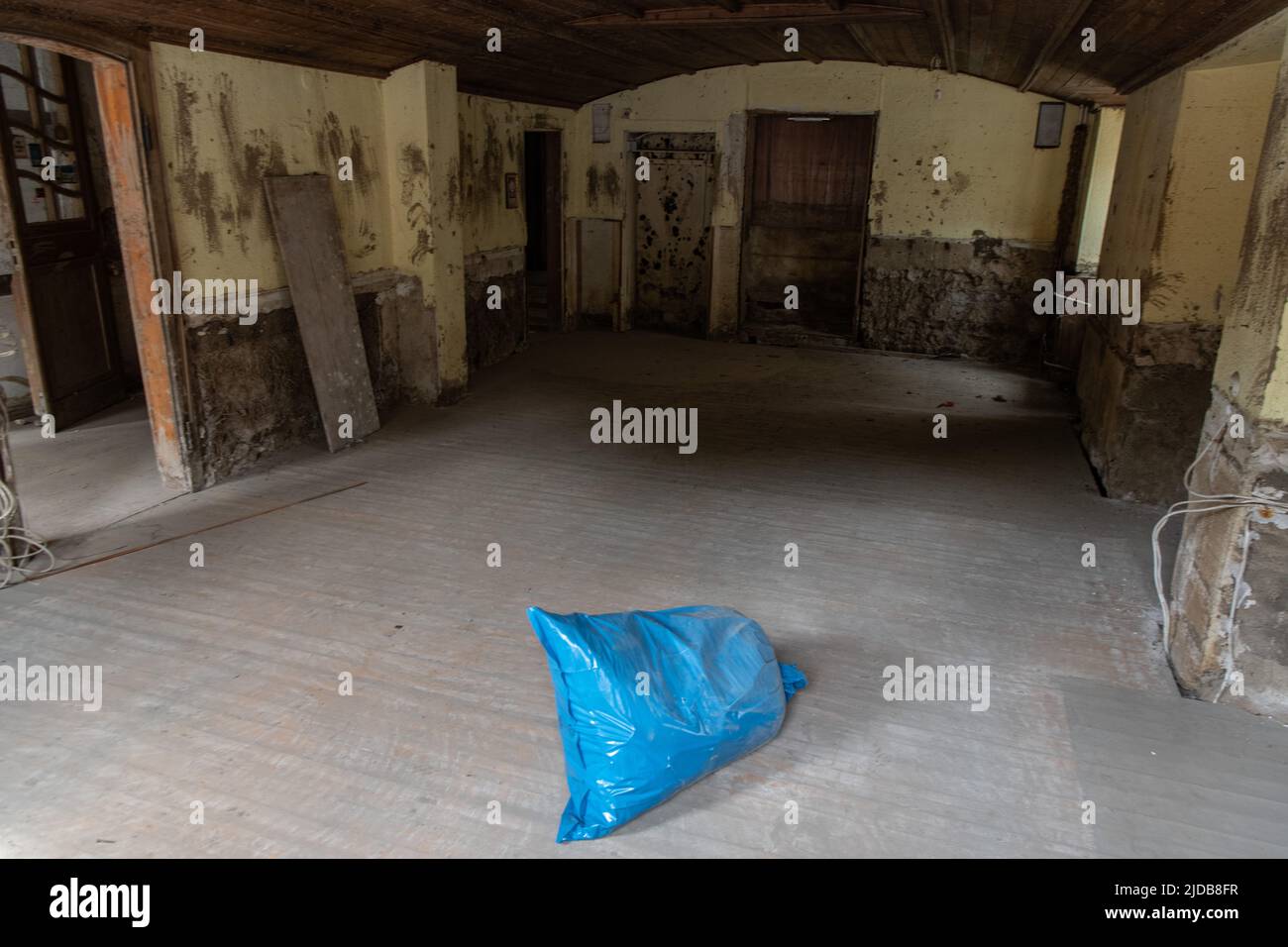 Altenahr, Allemagne. 10th mai 2022. Un sac à ordures bleu se trouve dans une ancienne taverne à Altenahr. La vie sur l'Ahr est encore loin de la même environ un an après la catastrophe. (À dpa: 'Un an après la catastrophe d'inondation: 'L'euphorie de la reconstruction a disparu') Credit: Boris Roessler/dpa/Alay Live News Banque D'Images