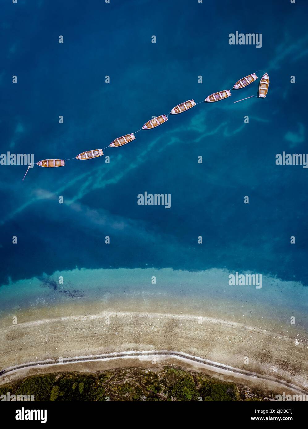 Lac de Braies, Italie - vue aérienne de haut en bas des bateaux en bois sur le lac de Braies (Lago di Braies) dans les Dolomites italiens dans le Sud Tyrol, dans le nord de l'Italie Banque D'Images