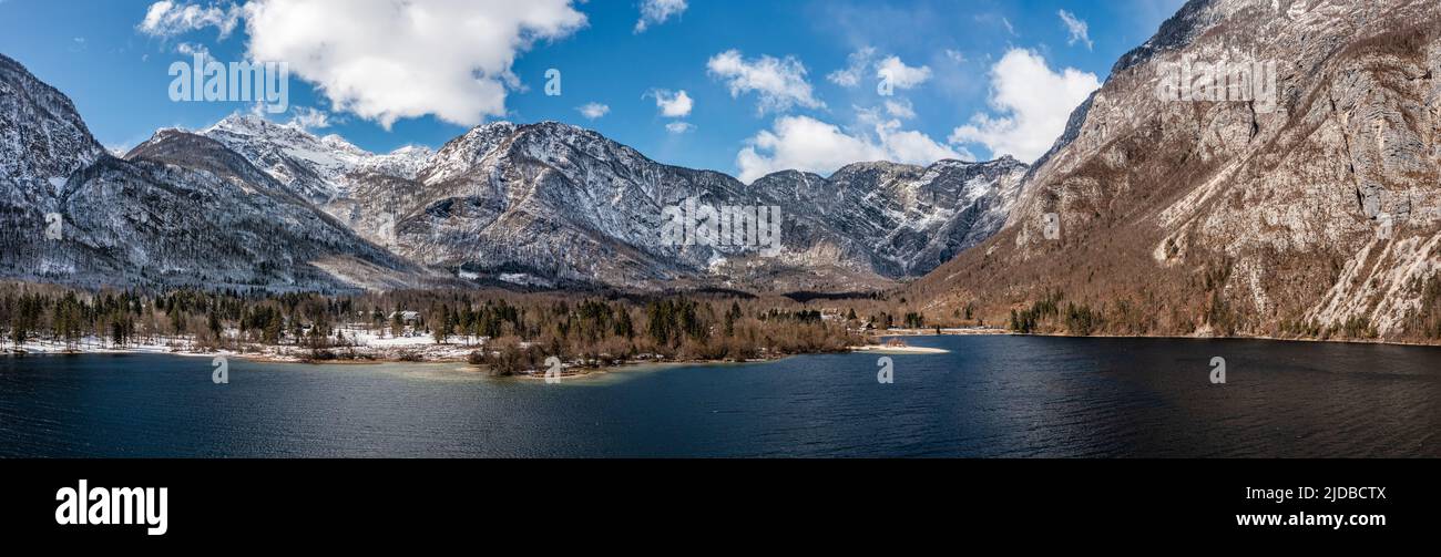 Bohinj, Slovénie - vue panoramique aérienne du lac de Bohinj (Bohinjsko Jezero) lors d'une journée d'hiver ensoleillée, le plus grand lac permanent de Slovénie, situé avec Banque D'Images