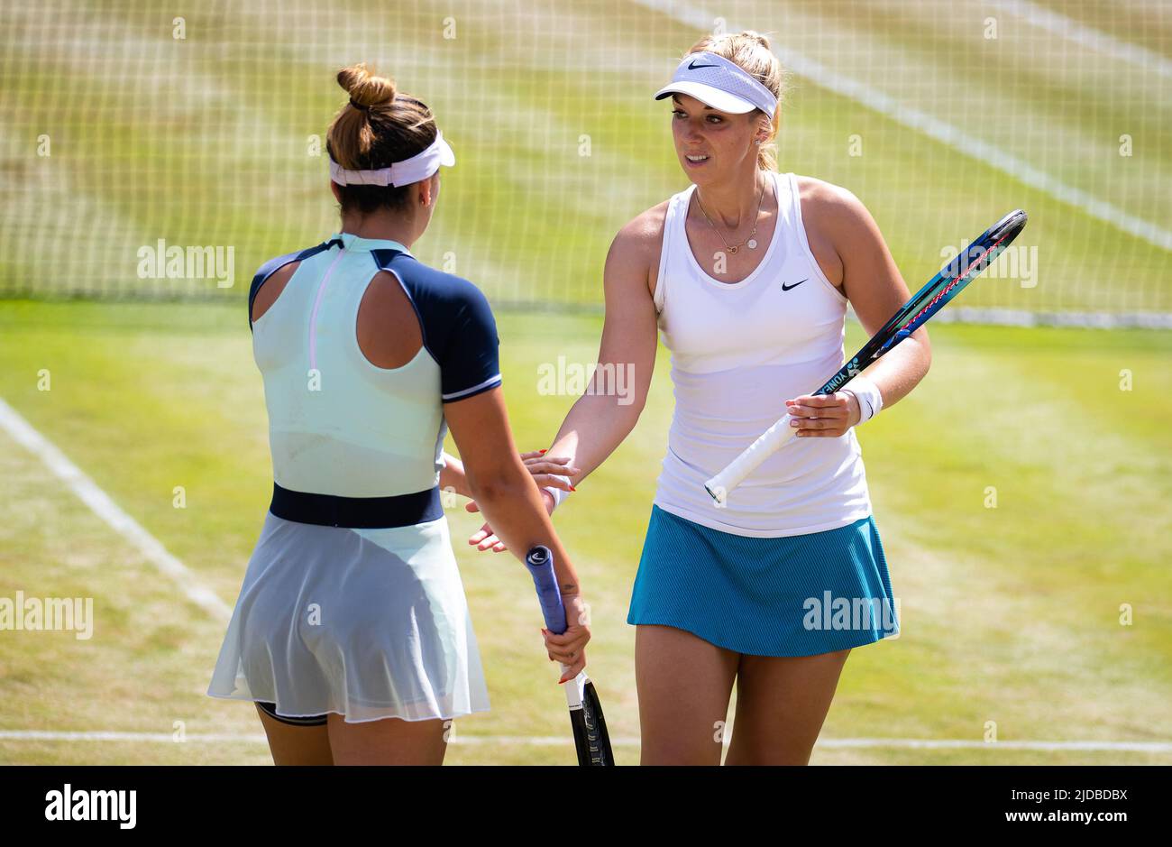 Sabine Lisicki d'Allemagne et Bianca Andreescu du Canada en action pendant la demi-finale double du tournoi de tennis WTA 500 2022 bett1Open sur 18 juin 2022 au club de tennis Rot-Weiss à Berlin, Allemagne - photo : Rob Prange/DPPI/LiveMedia Banque D'Images