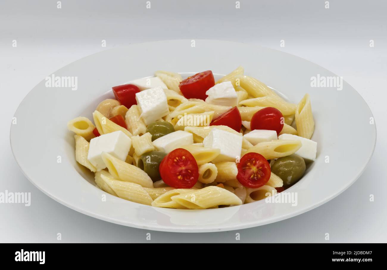 Salade italienne d'été pâtes Fredda. Salade d'été fraîche et saine sur fond blanc. Banque D'Images