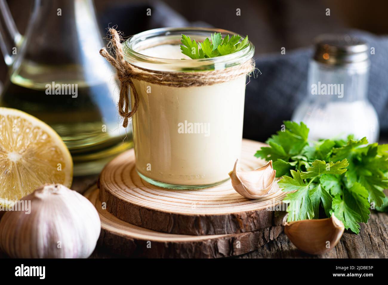 Sauce aïoli dans un pot en verre Banque D'Images