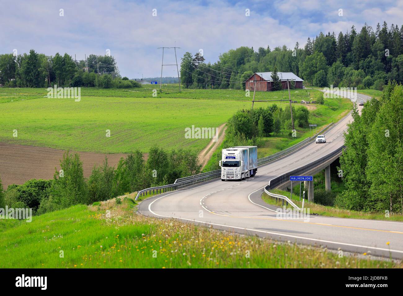 Blanc personnalisé camion Scania Kuljetus Äikäs Oy tire Lumikko remorque à température contrôlée à travers les paysages de route d'été. Salo, Finlande. 11 juin 2022 Banque D'Images