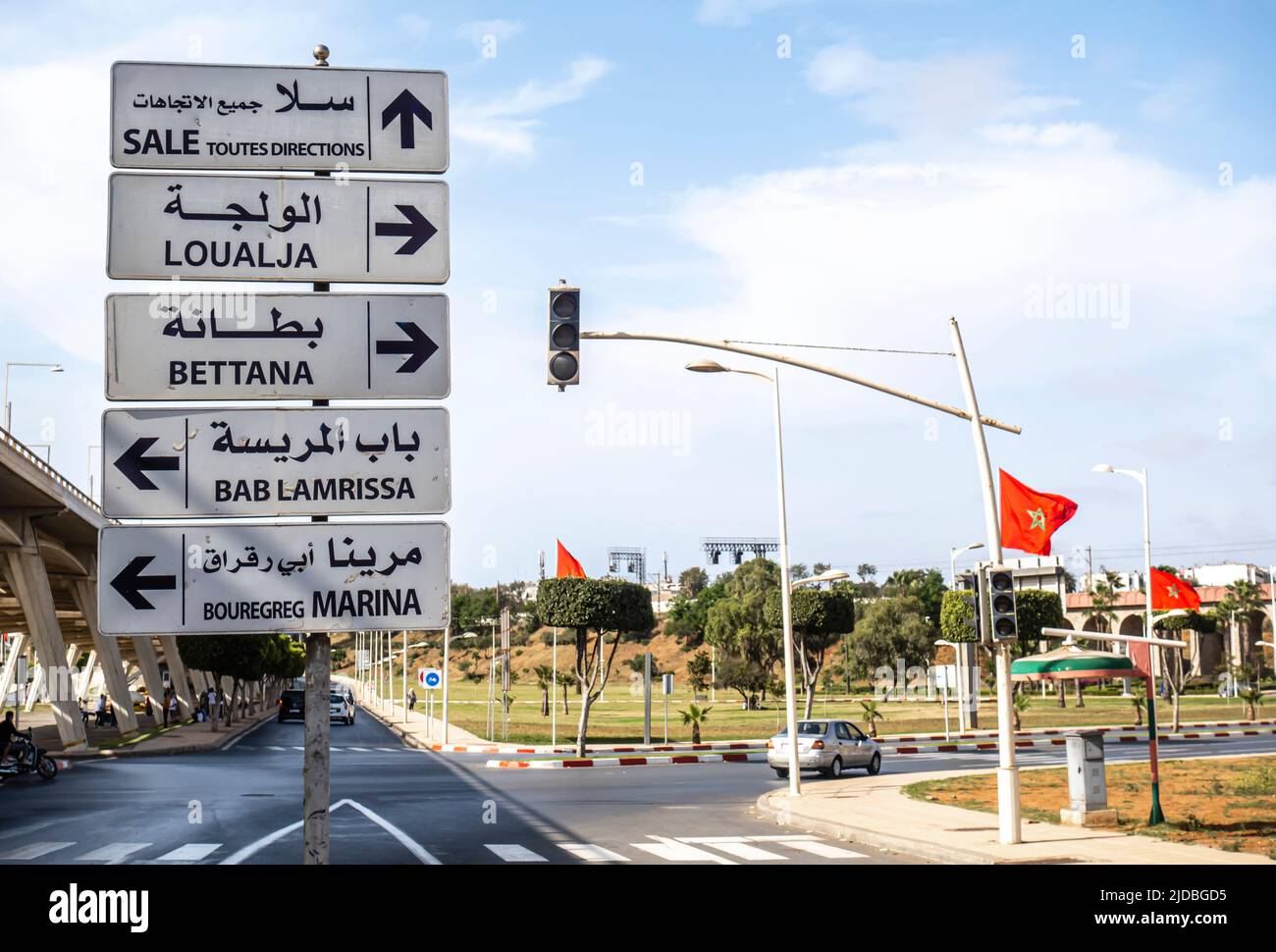 Panneau de direction de Rabat, panneaux de direction avec routes et destinations à l'intérieur de la capitale du Maroc Banque D'Images