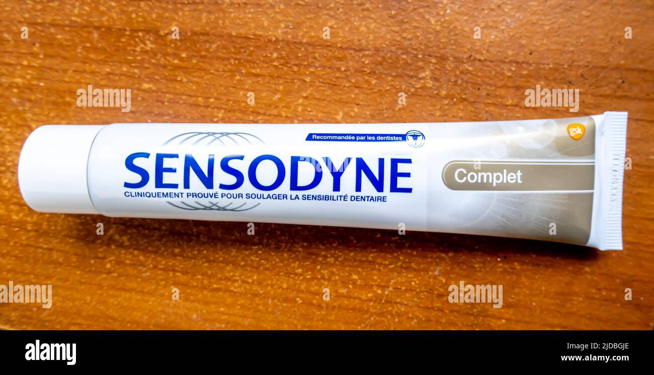 Tube de dentifrice complet Sensodyne, production française Banque D'Images