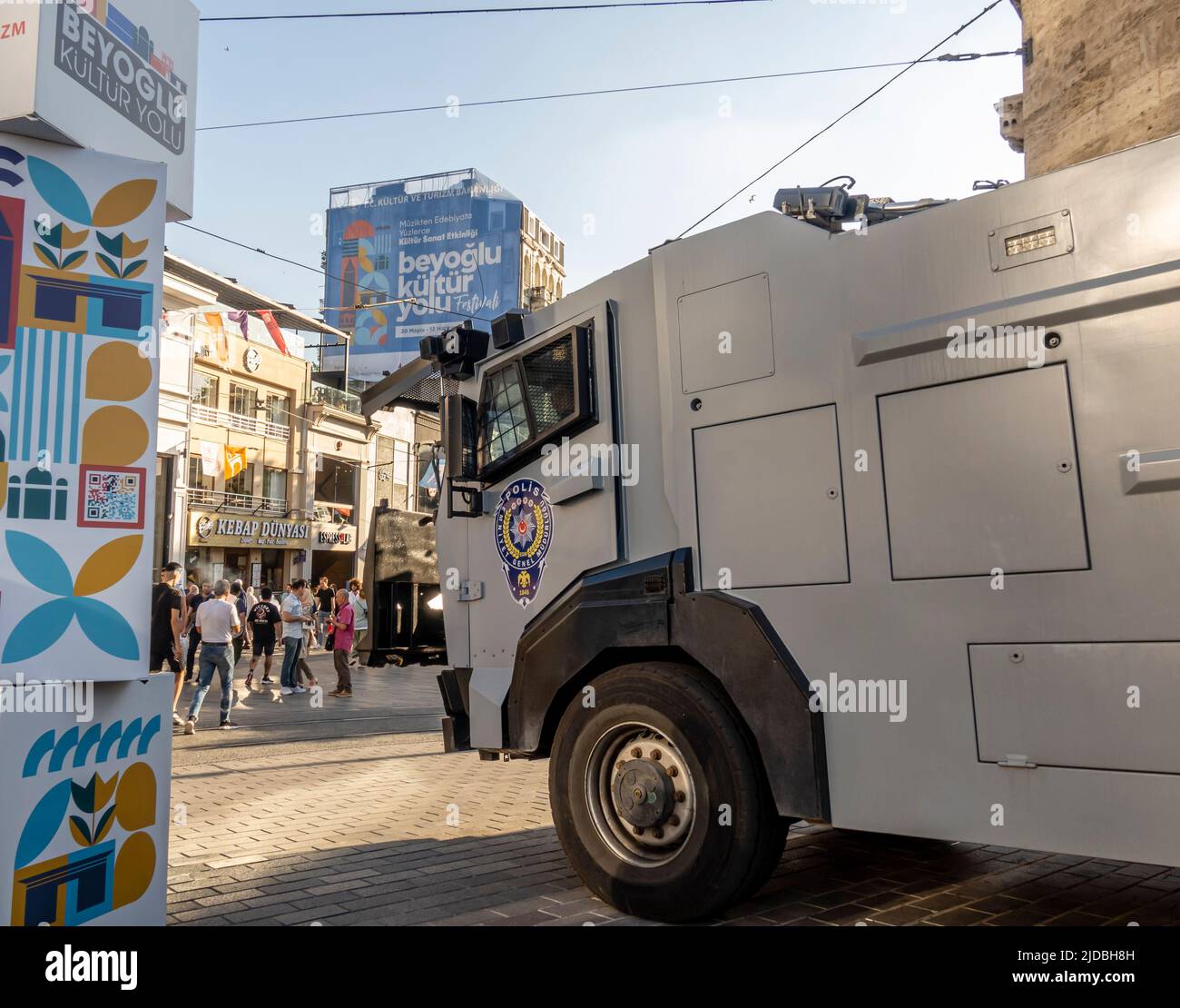 Lourd camion blindé de la police sur la place Taksim, Istanbul, Turquie Banque D'Images