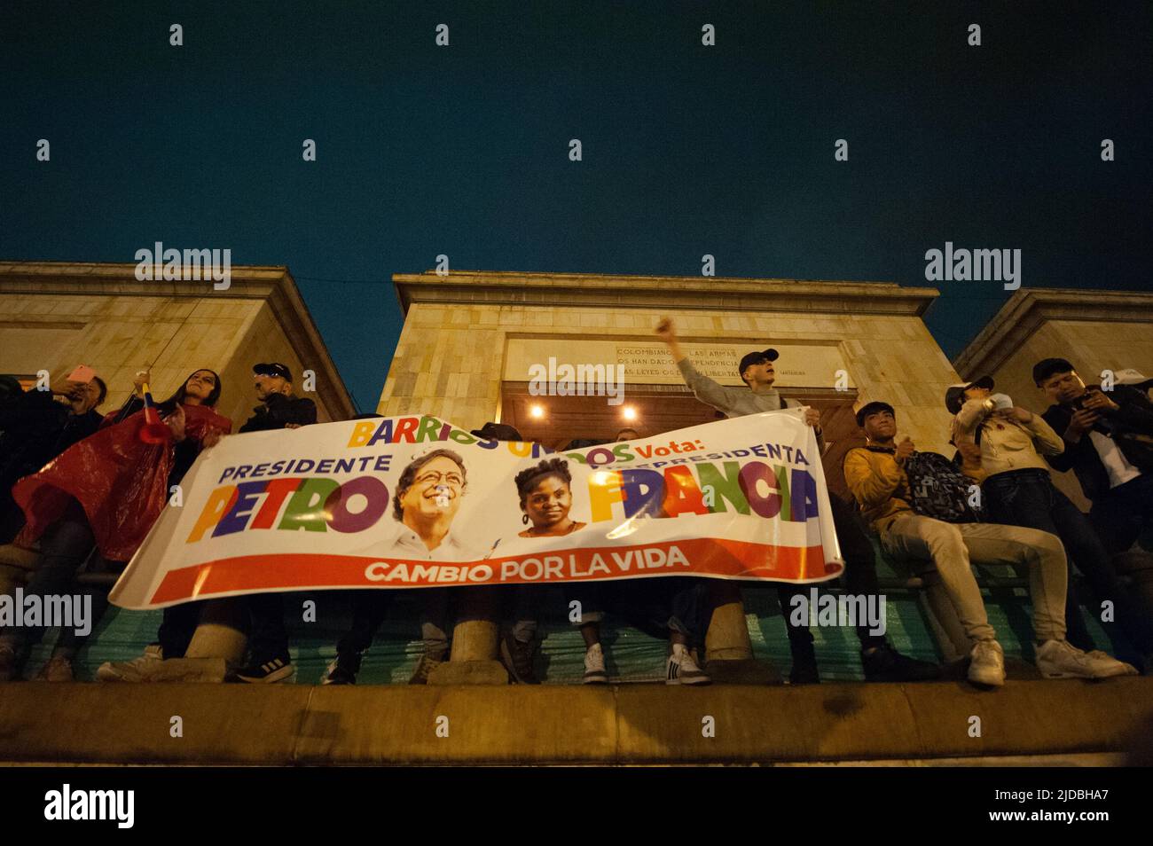 Bogota, Colombie. 19th juin 2022. Les gens célèbrent à la Plaza de Bolivar de Bogota, Colombie après que les résultats ont montré le candidat présidentiel de gauche Gustavo Petro comme le premier président de gauche en Colombie gagnant avec 11'281,013 votes pour le centre Rodolfo Hernandez avec une différence de 700,000 votes sur 19 juin 2022. Photo de: CHEPA Beltran/long Visual Press crédit: Long Visual Press/Alay Live News Banque D'Images