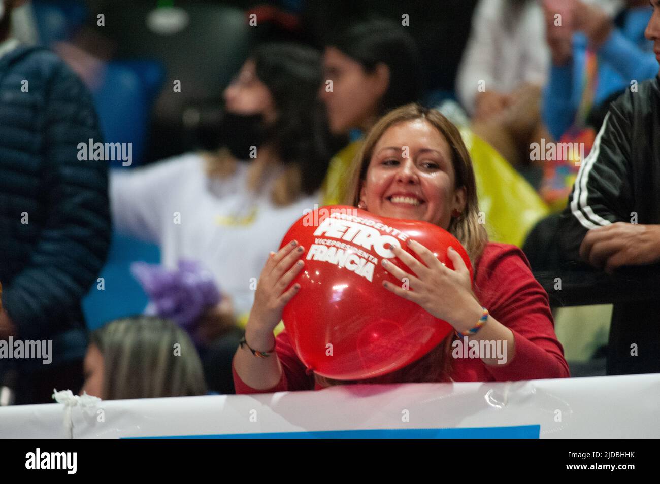 Bogota, Colombie. 19th juin 2022. Les gens célèbrent à la Movistar Arena à Bogota, Colombie après les résultats ont montré candidat présidentiel de gauche Gustavo Petro comme le premier président de gauche en Colombie gagnant avec 11'281,013 votes pour le centre Rodolfo Hernandez avec une différence de 700,000 votes sur 19 juin 2022. Photo de: CHEPA Beltran/long Visual Press crédit: Long Visual Press/Alay Live News Banque D'Images