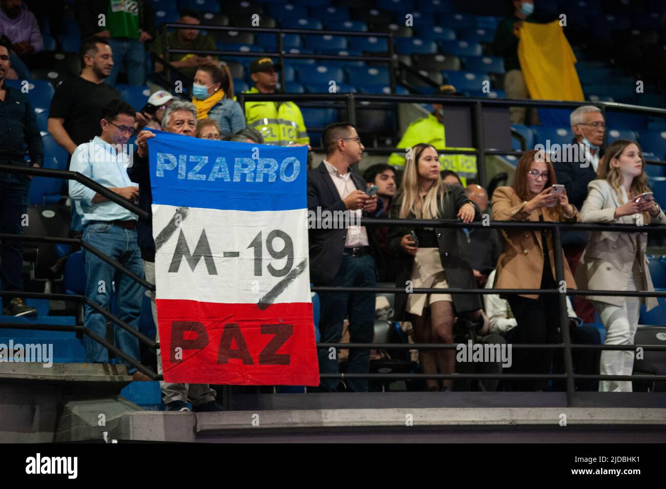 Bogota, Colombie. 19th juin 2022. Les gens célèbrent à la Movistar Arena à Bogota, Colombie après les résultats ont montré candidat présidentiel de gauche Gustavo Petro comme le premier président de gauche en Colombie gagnant avec 11'281,013 votes pour le centre Rodolfo Hernandez avec une différence de 700,000 votes sur 19 juin 2022. Photo de: CHEPA Beltran/long Visual Press crédit: Long Visual Press/Alay Live News Banque D'Images