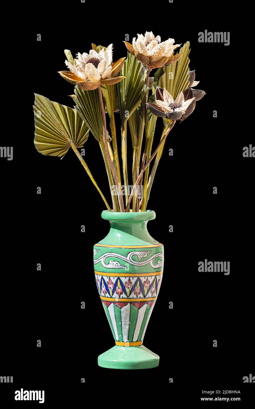 Vase vert avec décoration colorée, avec fleurs, isolé sur fond noir Banque D'Images
