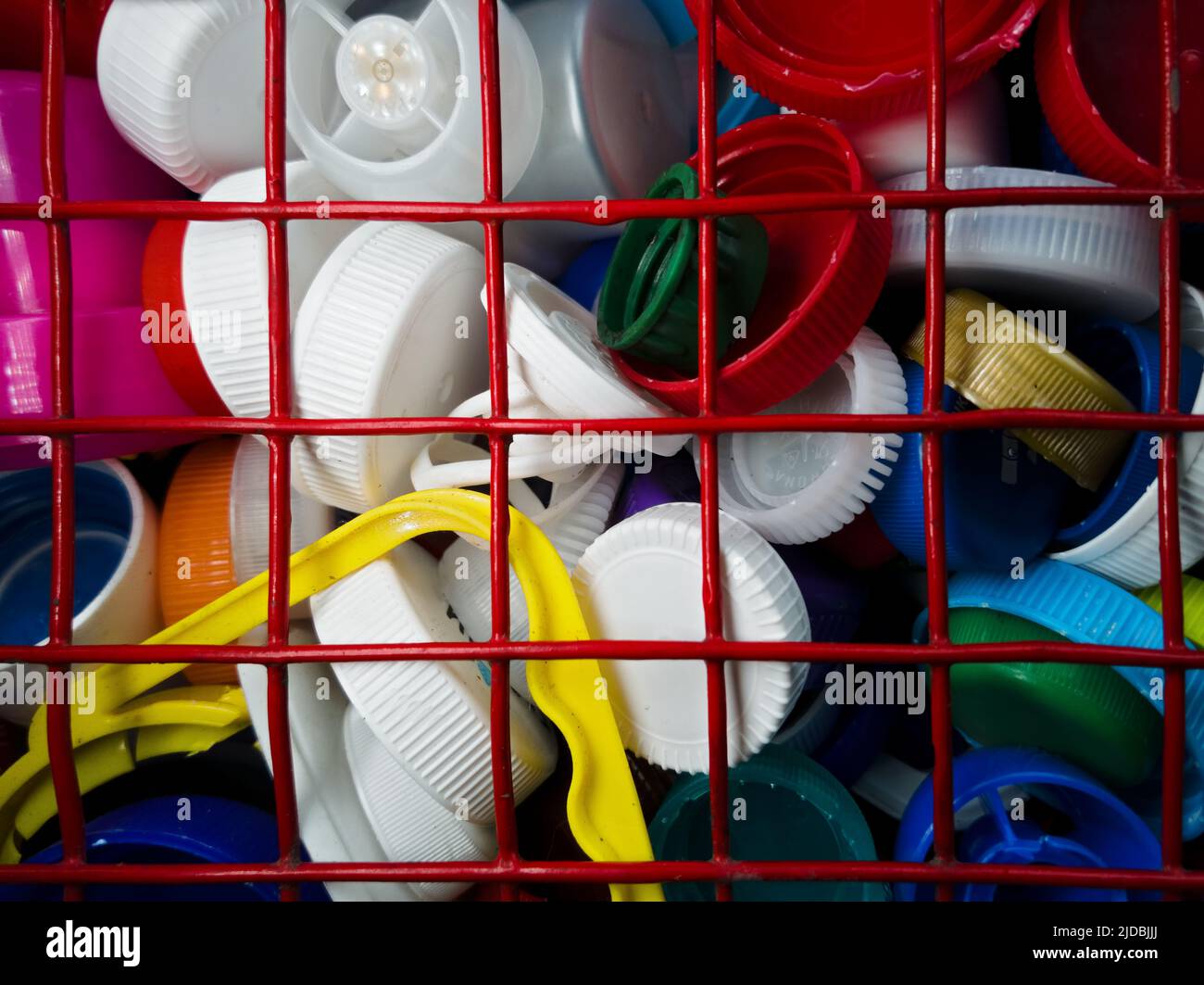 Poubelle en plastique, bouchons de bouteilles, dans un contenant spécial. Pour la collecte et le traitement Banque D'Images