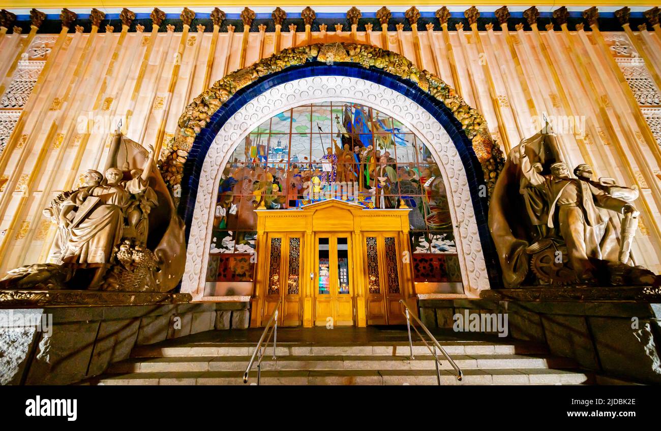 Pavillon ukrainien VDNKH #58 Ukraine; entrée, mosaïque, sculptures, illuminé dans la nuit. Moscou, Russie. Design: L'architecte Alexey Tatsiy et al., 1954 Banque D'Images