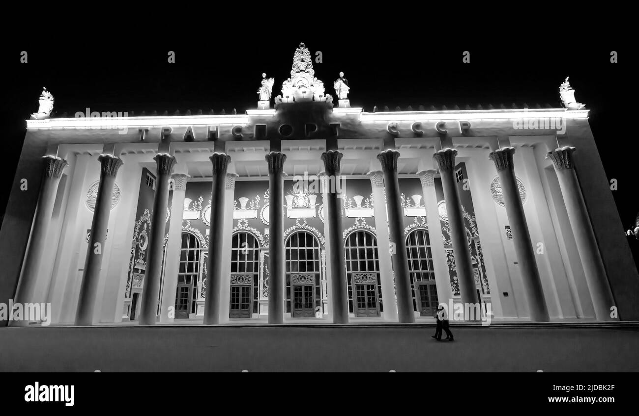 Pavillon de transport URSS de VDNKH, allumé dans la nuit. Moscou, Russie. Pavillon de transport de la foire russe. Banque D'Images