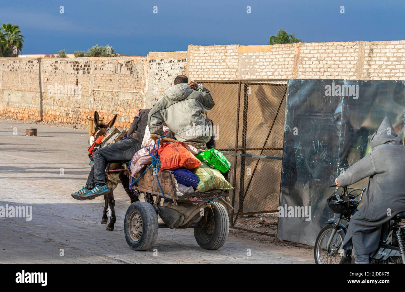Calèche passant par les murs de Médina, Marrakech, Maroc Banque D'Images