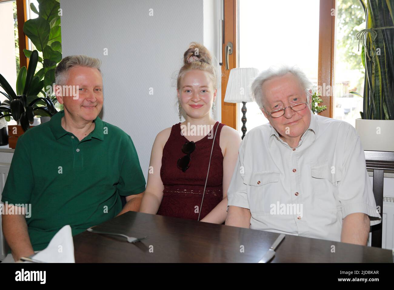 Sascha Jahoda (Sohn), Maria Jahoda (Enkelin) et Lutz Jahoda BEI der  Geburtstagsfeier zum 95. Geburtstag von Lutz Jahoda im Restaurant Zum alten  Weinbe Photo Stock - Alamy