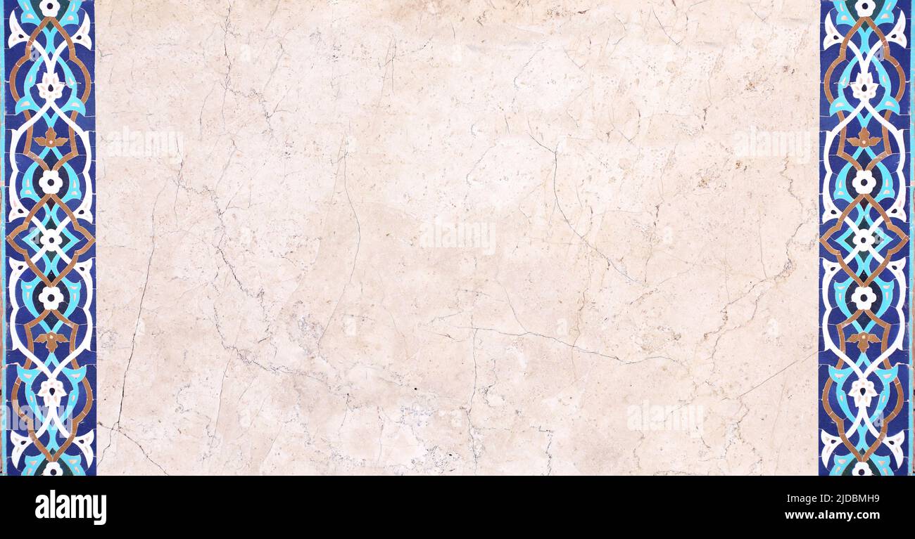 Détail de mur traditionnel persan mosaïque avec ornement géométrique et floral, Iran. Bannière horizontale avec carreaux de céramique bleu, cian, marron et whi Banque D'Images