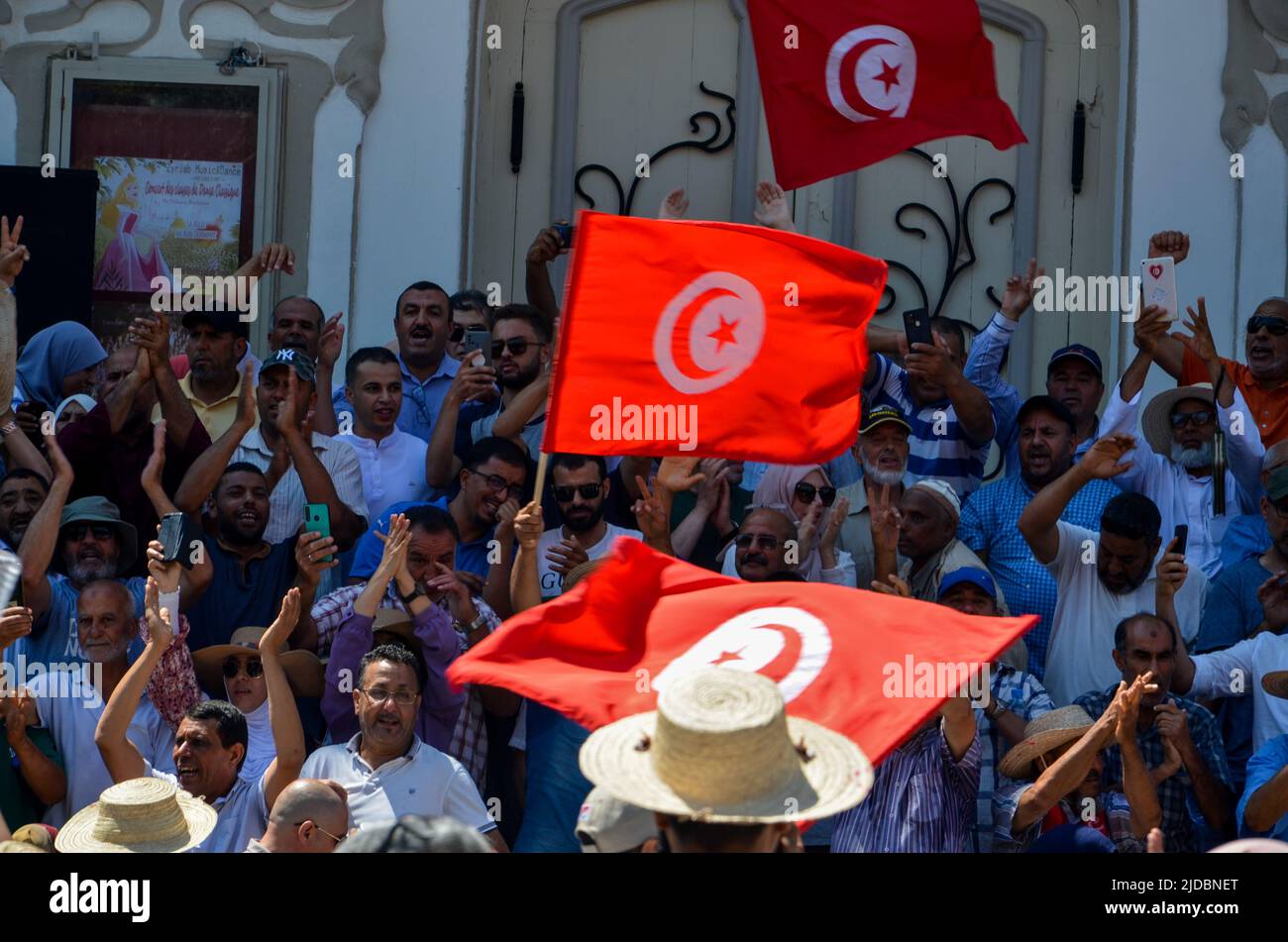 19 juin 2022, Tunis, Tunisie: Tunis, Tunisie. 19 juin 2022 : des manifestants assistent à une manifestation dans le centre de Tunis contre un référendum pour une nouvelle constitution en Tunisie. Les participants ont levé le drapeau tunisien et ont appelé à la chute du référendum, certains demandant au président Saied de quitter le pays. Le comité de constitution doit remettre le nouveau projet de constitution au président tunisien avant le référendum de 25 juillet. La manifestation de dimanche faisait suite à une autre manifestation similaire samedi et à une récente grève de l'UGTT contre les réformes économiques récentes du gouvernement. Divers politiques Banque D'Images