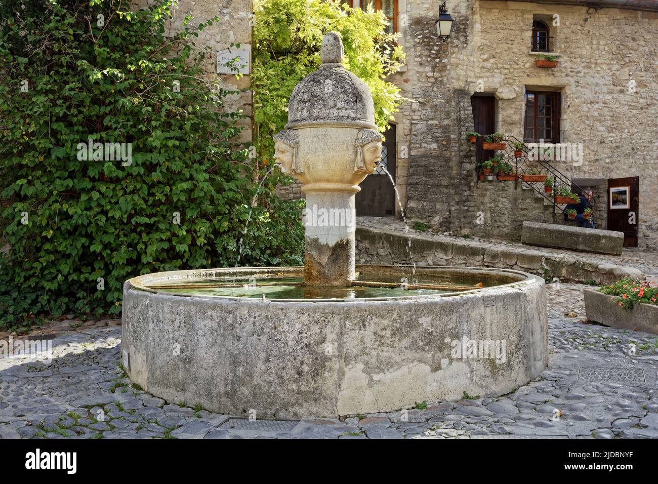 France, Vaison-la-Romaine ville médiévale de Vaison, rues pittoresques et fontaines Banque D'Images