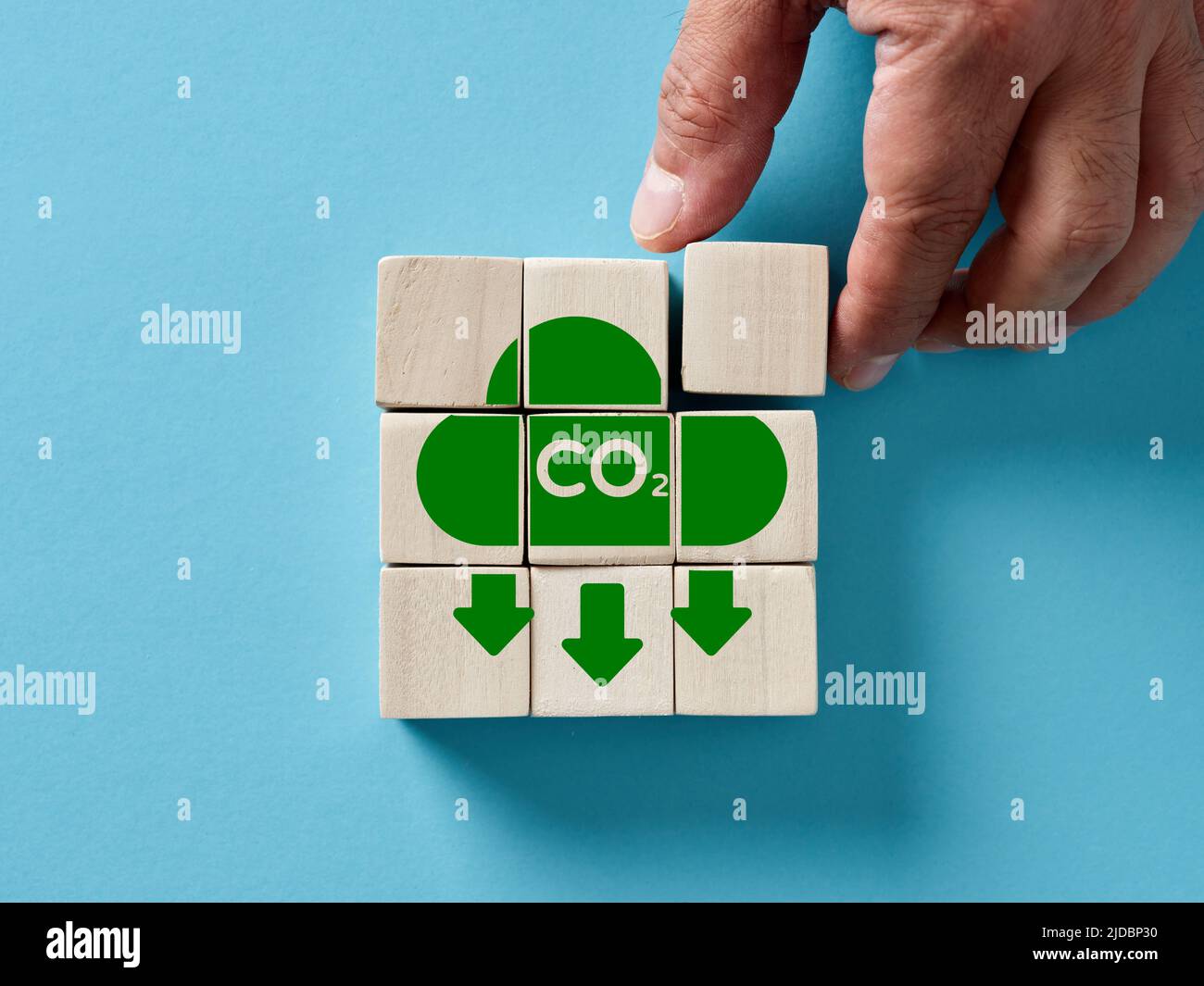 Homme main arranger des cubes en bois avec CO2 icône de réduction des émissions. Zéro émission de dioxyde de carbone, énergie renouvelable, faible pollution, protection de l'environnement Banque D'Images Homme main arranger des cubes en bois avec CO2 icône de réduction des émissions. Zéro émission de dioxyde de carbone, énergie renouvelable, faible pollution, protection de l'environnement Banque D'Images