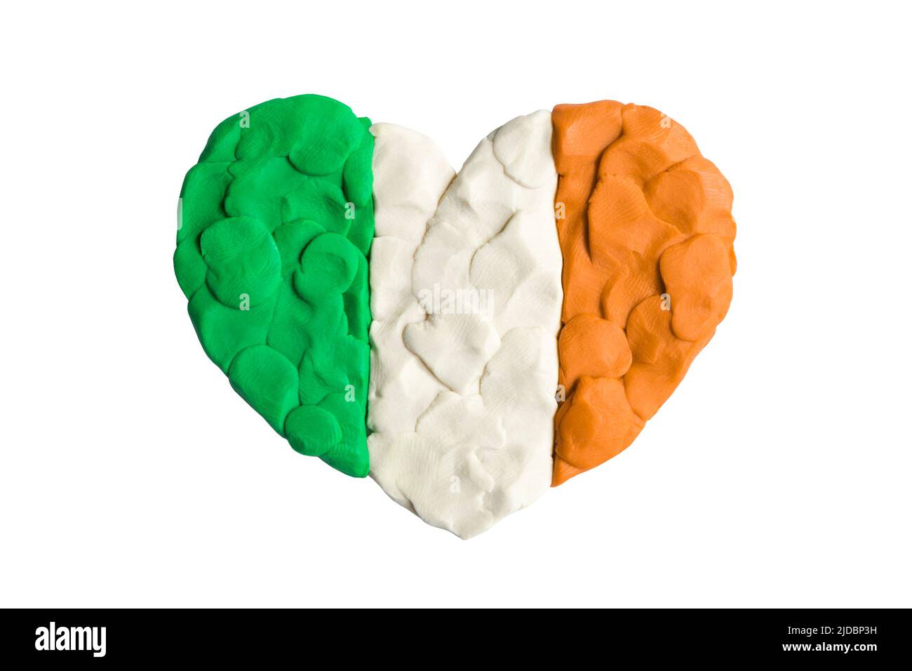 Drapeau vert, blanc et rouge orange de l'Irlande, drapeau irlandais. Forme du coeur de l'argile à modeler tricolore de plasticité de drapeau isolée sur fond blanc. Plastici Banque D'Images