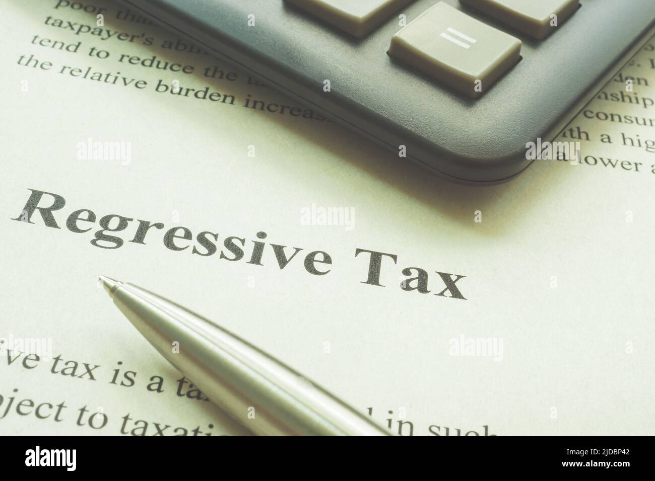 Impôt régressif page, une calculatrice et un stylo. Banque D'Images