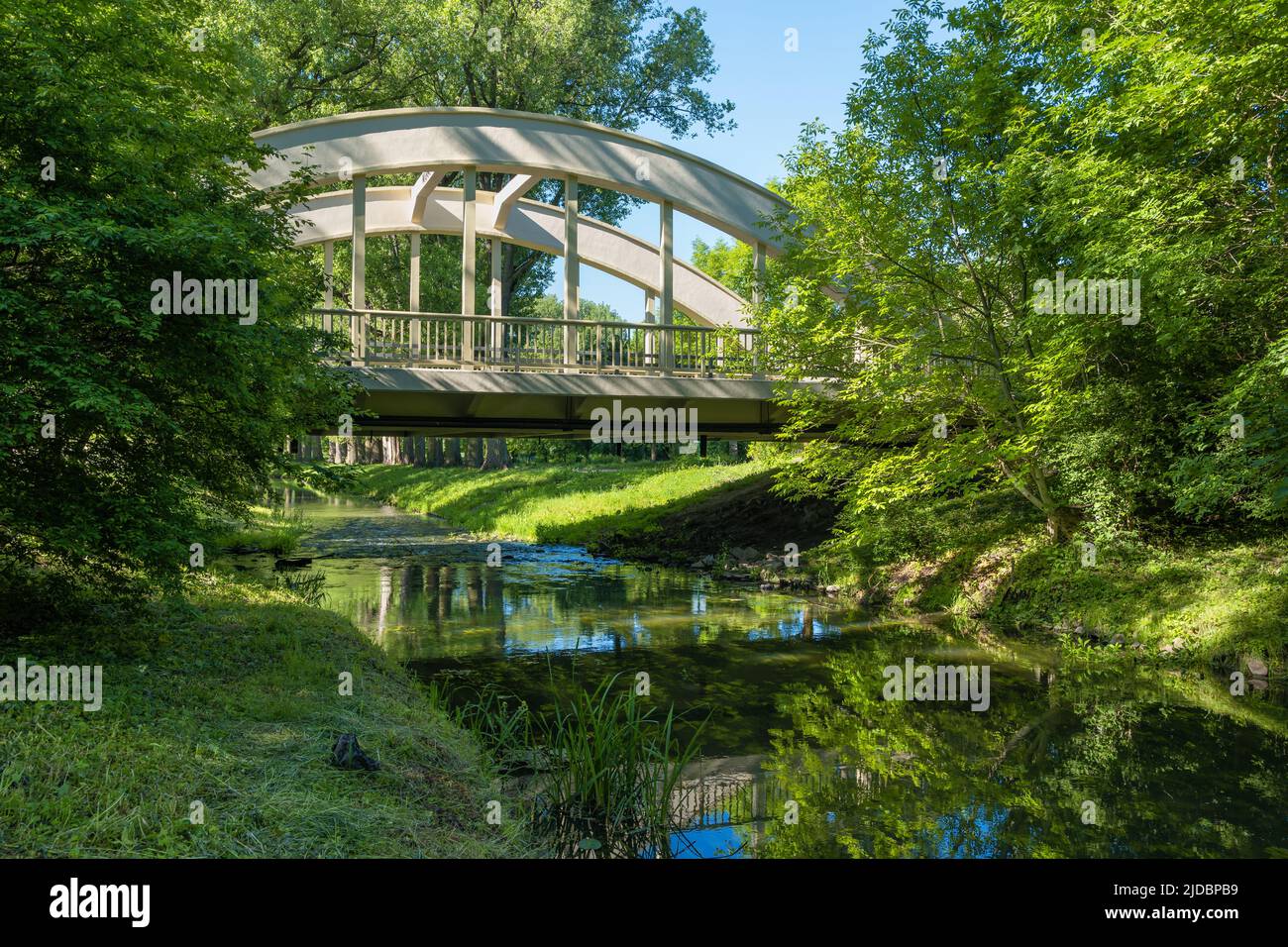 Pont du troisième Mai (polonais : Most 3 Maja) sur la rivière Lydynia dans la ville de Ciechanow en Pologne. Banque D'Images