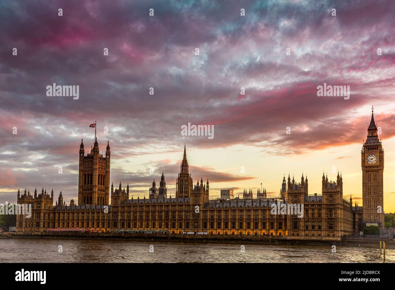 La Chambre du Parlement du Royaume-Uni et la tour Big Ben sous un ciel spectaculaire et enflammé. Photo prise le 11th juin 2022 à Londres, Royaume-Uni. Banque D'Images