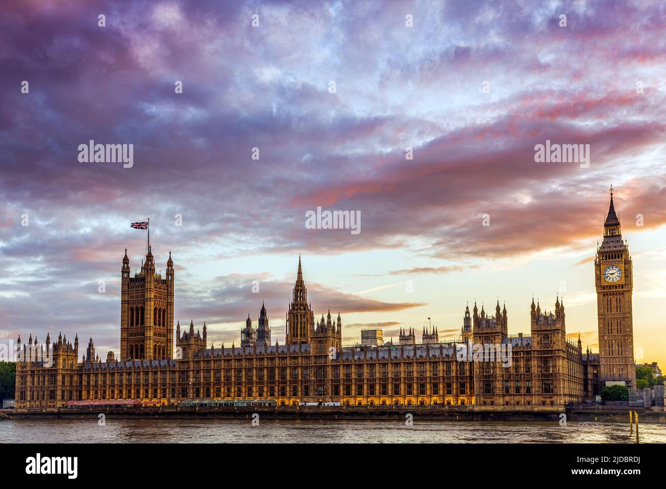 La Chambre du Parlement du Royaume-Uni et la tour Big Ben sous un ciel spectaculaire et enflammé. Photo prise le 11th juin 2022 à Londres, Royaume-Uni. Banque D'Images