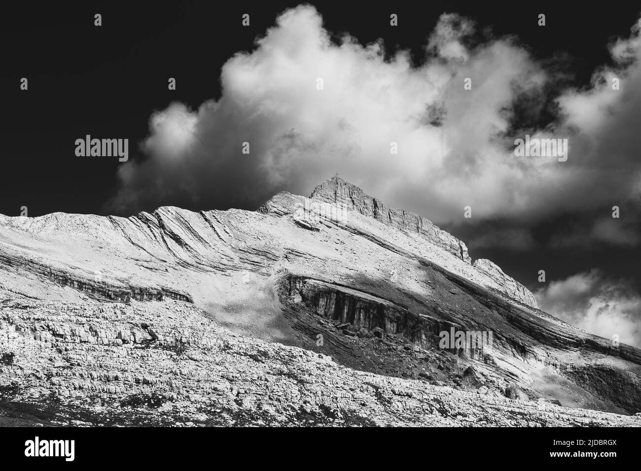 Sommet de Sasso delle Dieci. Groupe Sasso di Santa Croce. Parc naturel de Fanes-Senes-Braies. Alpes italiennes. Europe. Noir blanc paysage. Banque D'Images