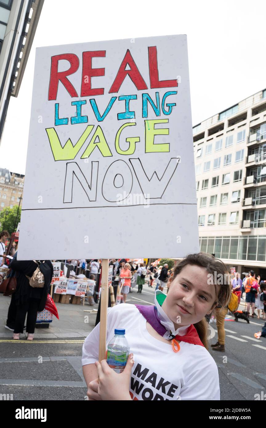 Sur 18 juin 2022, des dizaines de milliers de syndicalistes et de militants communautaires ont défilé dans le centre de Londres en demandant au gouvernement de faire quelque chose ab Banque D'Images