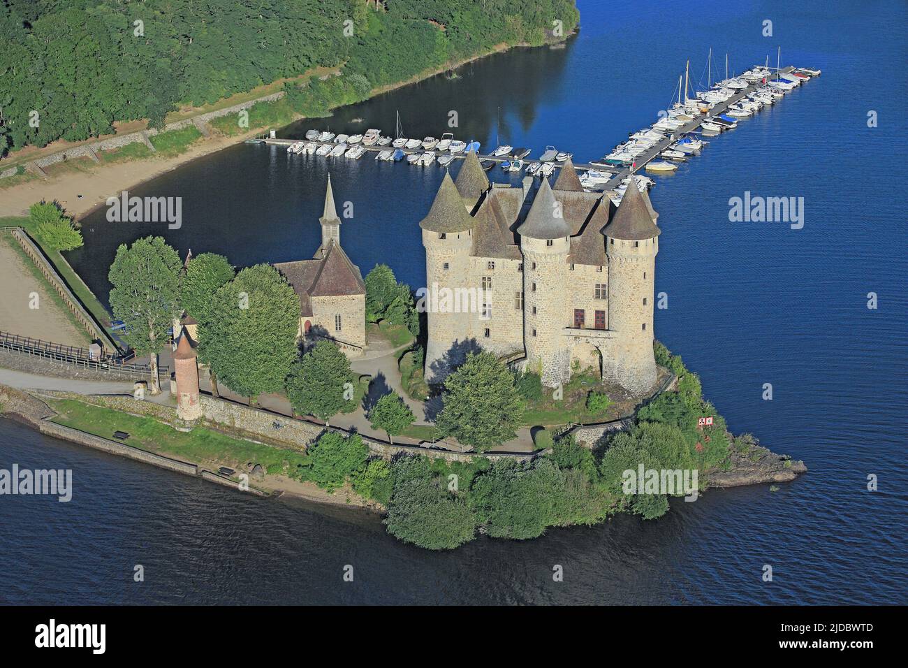 France, Cantal Lanobre, le château du Val (XVII) classé monument historique, lac artificiel de Bort-les-Orgues (photo aérienne) Banque D'Images