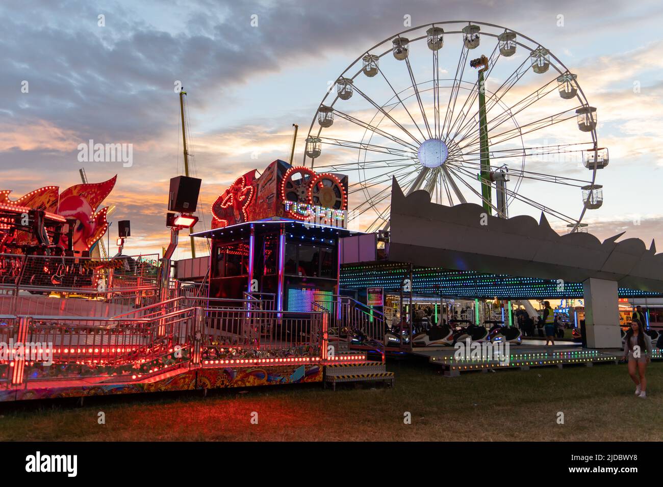 Le tour de Big Wheel Funfair, sur une soirée avec un coucher de soleil spectaculaire. Le 140e «Hoppings» sur la ville Moor, Newcastle upon Tyne, Royaume-Uni Banque D'Images