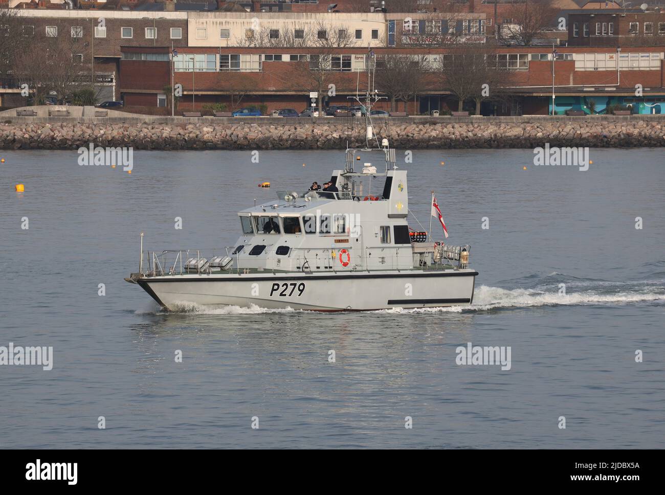 Le bateau d'entraînement rapide de la Marine royale HMS BLAZER quitte le port Banque D'Images