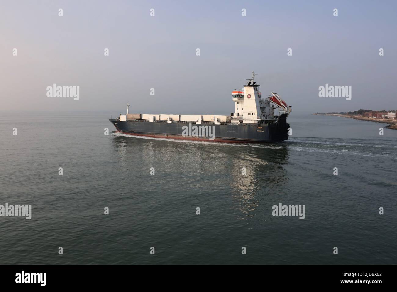 La FLÈCHE MV du ferry à bord roulé quitte le port et se dirige vers la brume matinale du Solent Banque D'Images