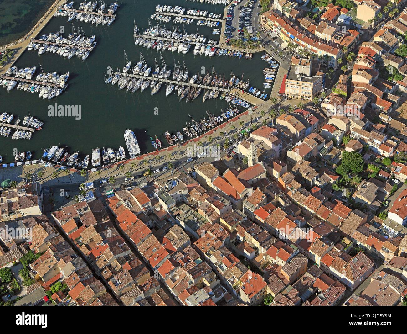 France, Var (83) Sanary-sur-Mer, ville portuaire de Méditerranée (photo aérienne) Banque D'Images