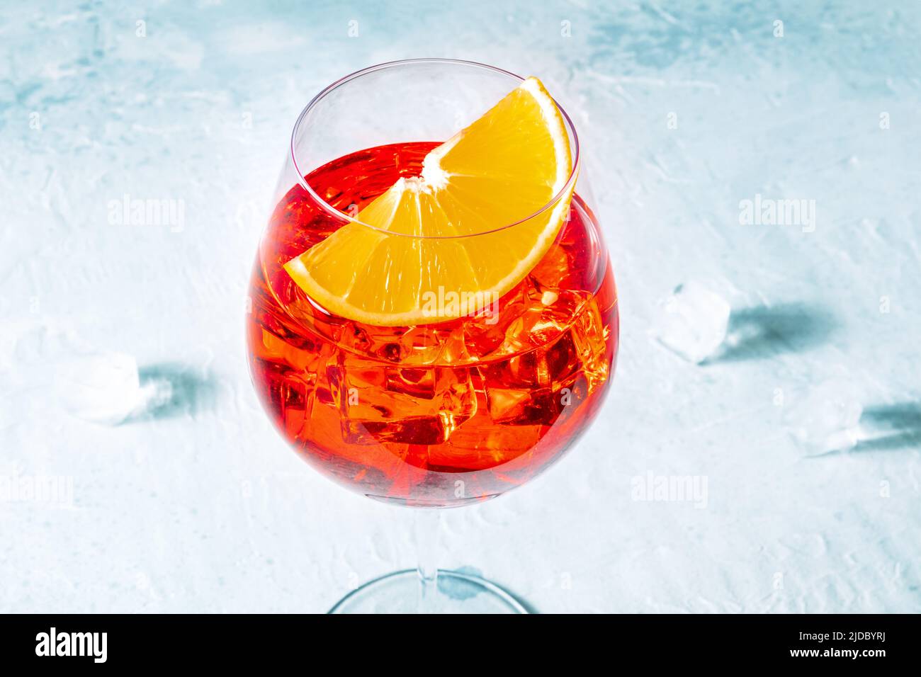 Apéritif avec une tranche d'orange fraîche et des glaçons, boisson fraîche italienne d'été en gros plan Banque D'Images