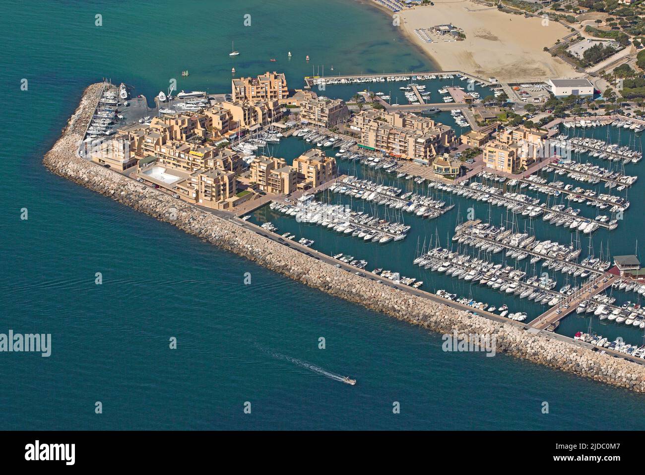 France, Var, Bormes-les-Mimosas, ville touristique sur la Côte d'Azur, vue sur le port et station balnéaire, photo aérienne Banque D'Images