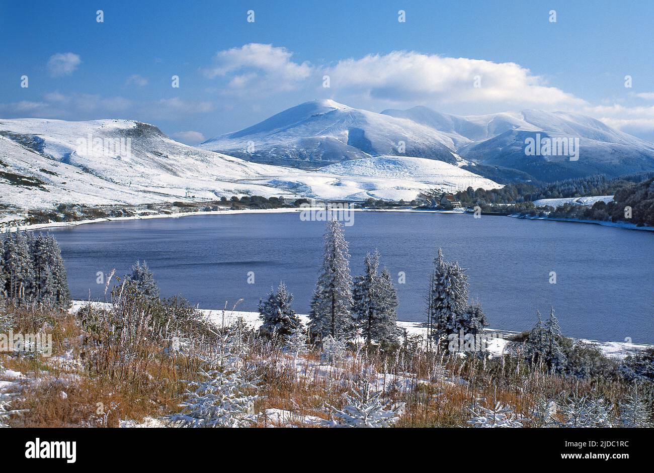 France, Puy-de-Dôme (63) Lac de Guéry, lac d'origine volcanique situé dans le massif des Monts Dore, paysage en hiver sous la neige Banque D'Images