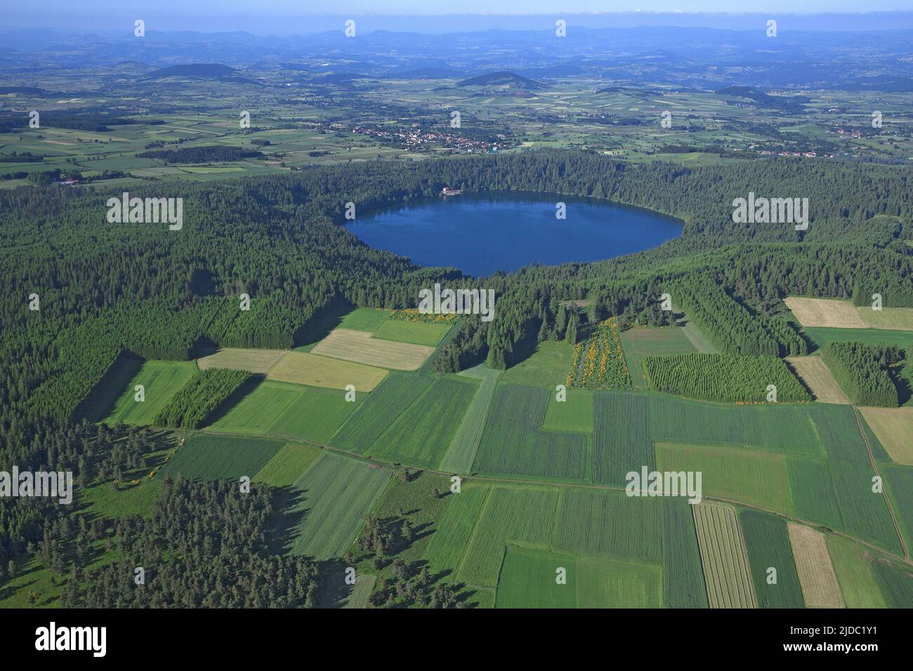 France, haute-Loire, lac du Bouchet, lac circulaire d'origine volcanique (photo aérienne) Banque D'Images