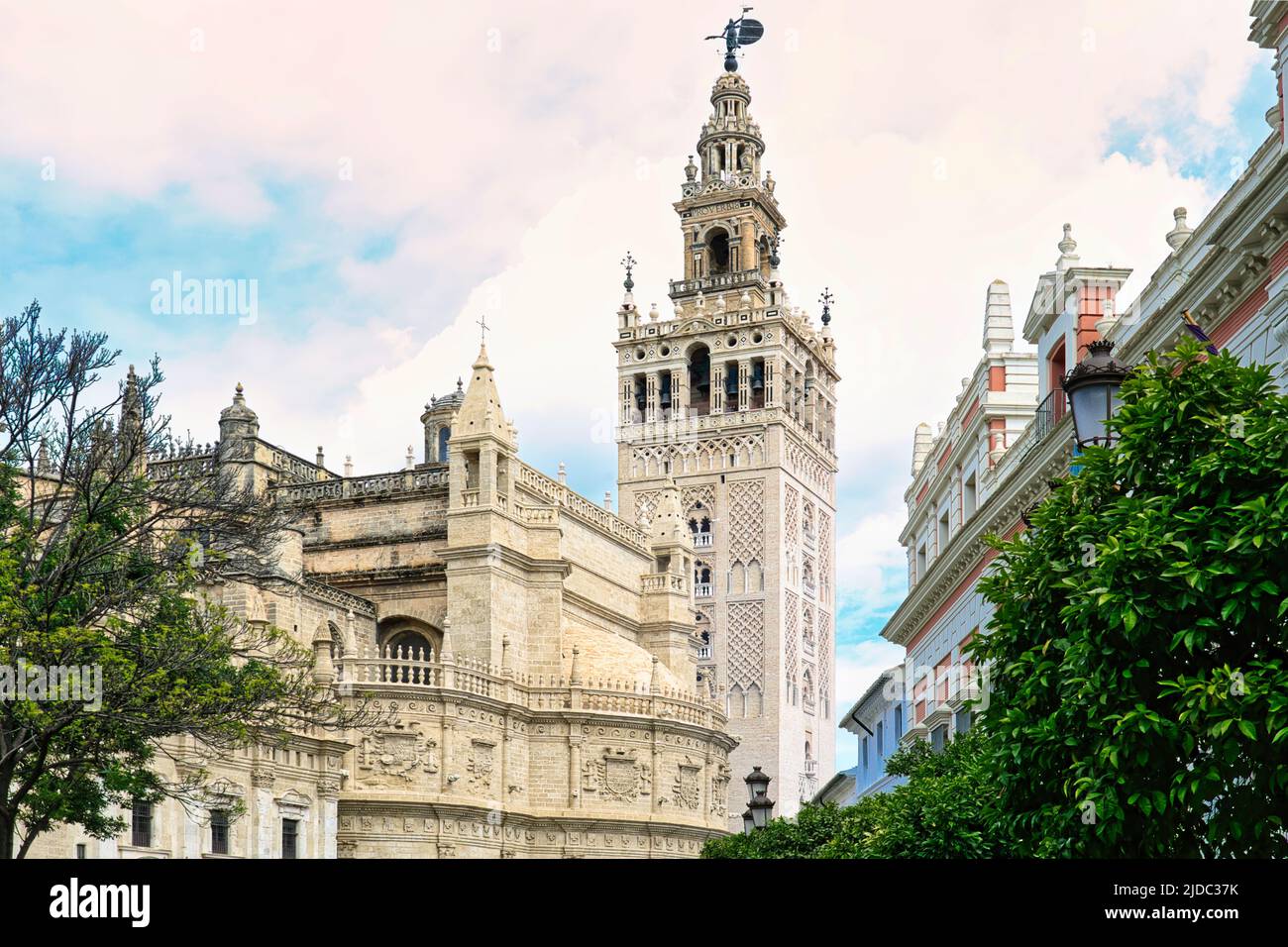 Le clocher de la Giralda depuis la plaza à la cathédrale de Séville, en Espagne Banque D'Images