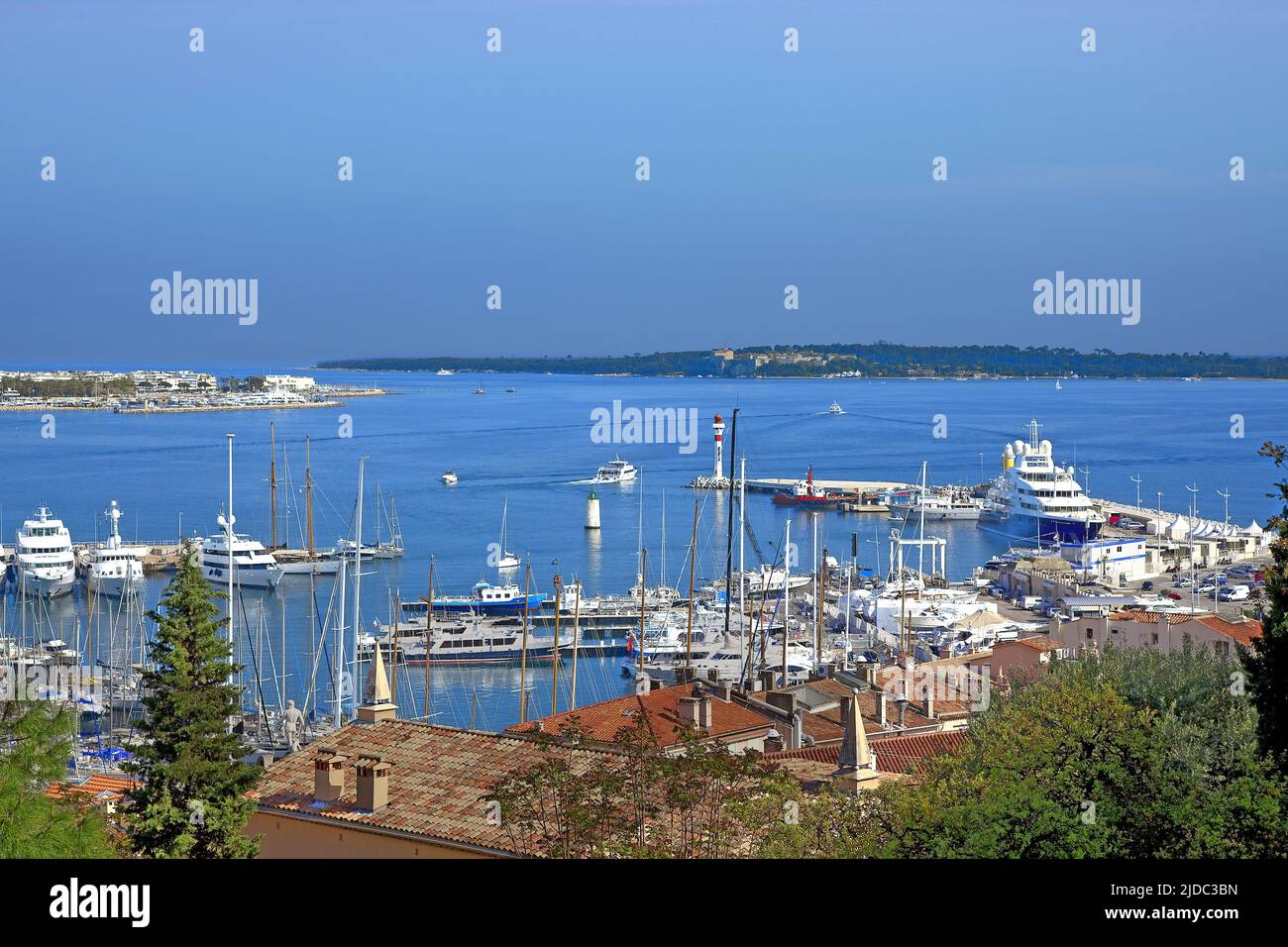 France, Alpes-Maritimes, Cannes, vieux port, vue sur le port et la baie depuis le Suquet Banque D'Images