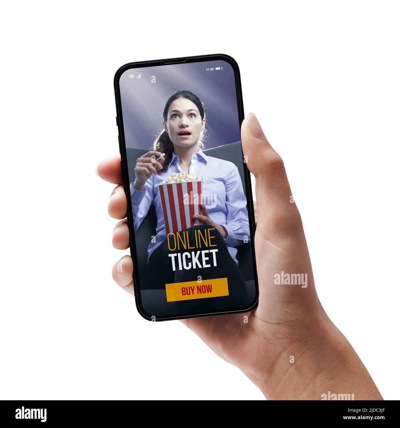 Femme tenant un smartphone et achetant des billets de cinéma en ligne à l'aide d'une application mobile, sur fond blanc Banque D'Images