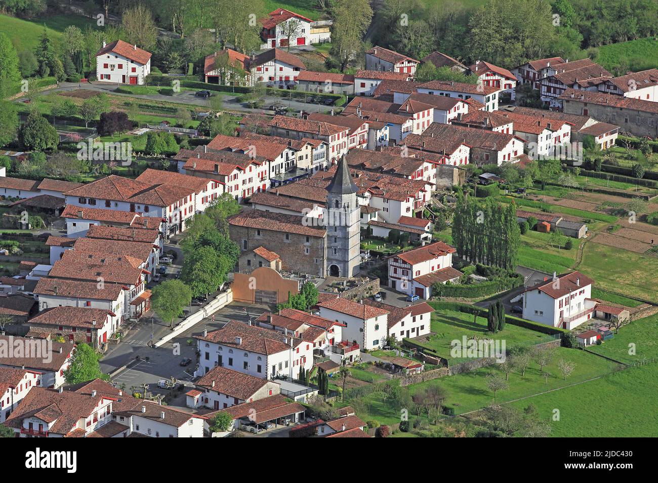 France, Pyrénées-Atlantiques, Ainhoa, village basque, marqué les plus beaux villages de France, photo aérienne du village Banque D'Images