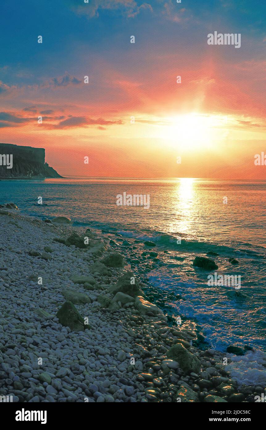 France, Seine-Maritime, Saint-Aubin-sur-Mer, plage de galets au coucher du soleil Banque D'Images