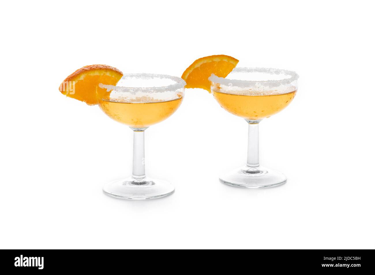 Cocktail de side-car avec un plateau de sucre isolé sur fond blanc Banque D'Images