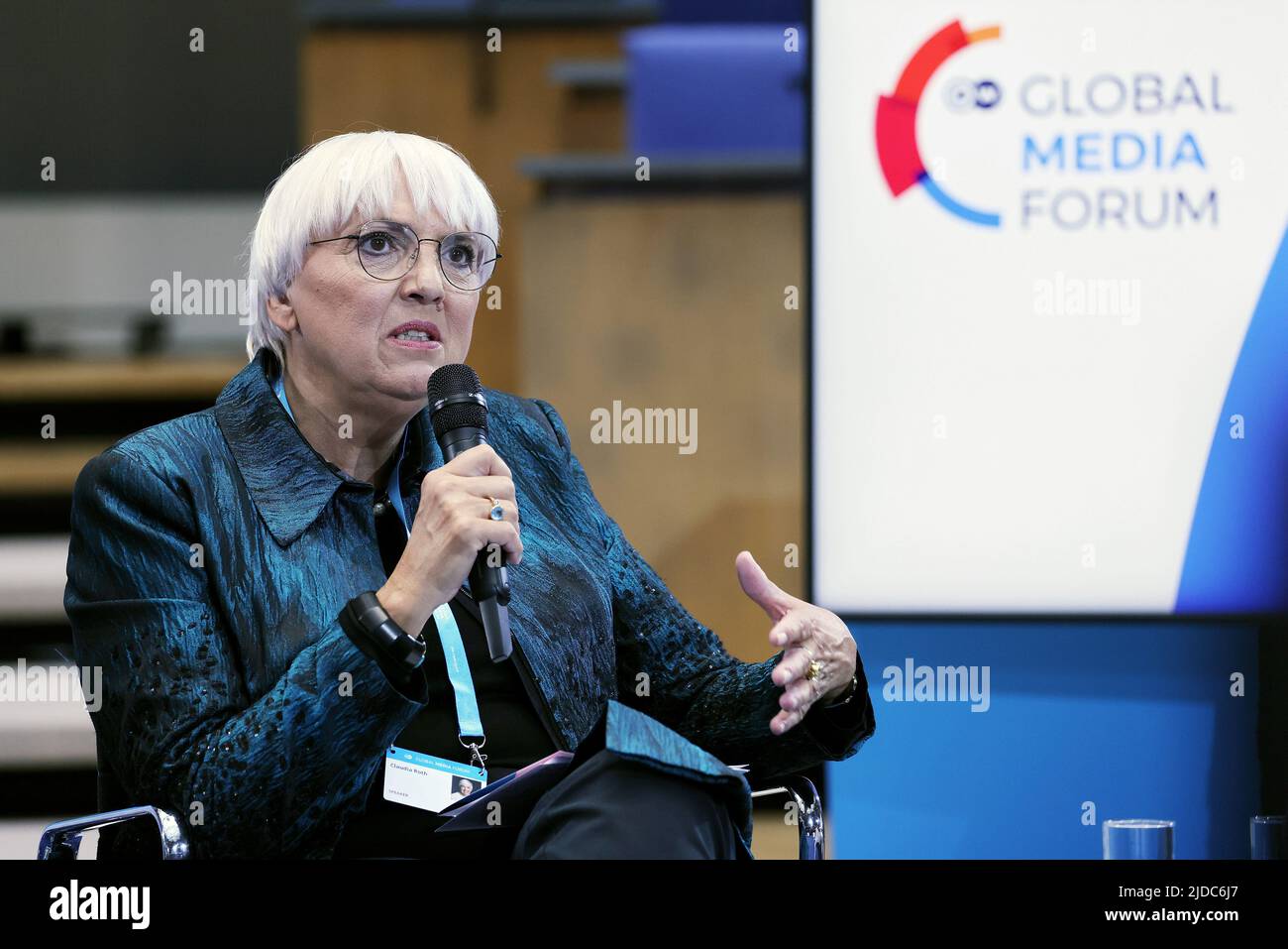 Bonn, Allemagne. 20th juin 2022. Claudia Roth (Bündnis 90/Die Grünen), Commissaire fédérale à la Culture et aux médias, s'exprime au Forum mondial des médias. Le Forum mondial des médias, organisé par la chaîne de télévision allemande étrangère Deutsche Welle (DW), se tient à Bonn. Credit: Oliver Berg/dpa/Alay Live News Banque D'Images