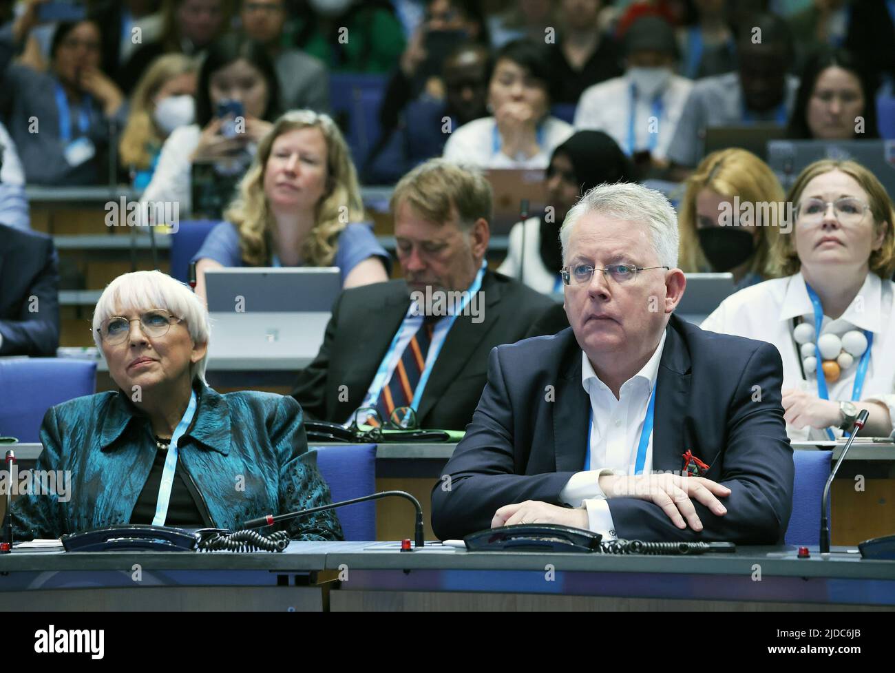 Bonn, Allemagne. 20th juin 2022. Peter Limbourg (r), Directeur général de Deutsche Welle, siège dans le plénum du Forum mondial des médias à côté de Claudia Roth (l, Bündnis 90/Die Grünen), Commissaire du gouvernement fédéral à la Culture et aux médias. Le Forum mondial des médias, organisé par la chaîne de télévision allemande étrangère Deutsche Welle (DW), se tient à Bonn. Credit: Oliver Berg/dpa/Alay Live News Banque D'Images